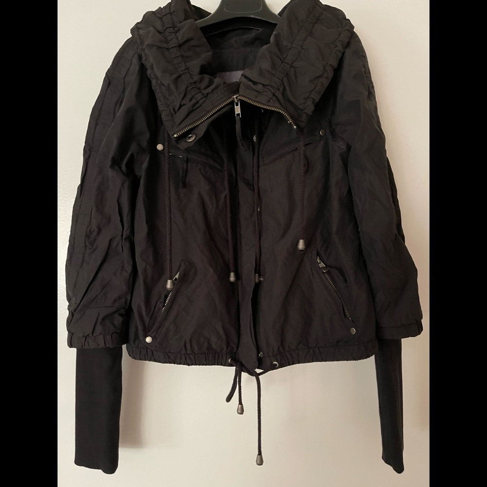 Women’s lightweight outerwear jacket in US size 2-4 in great condition.